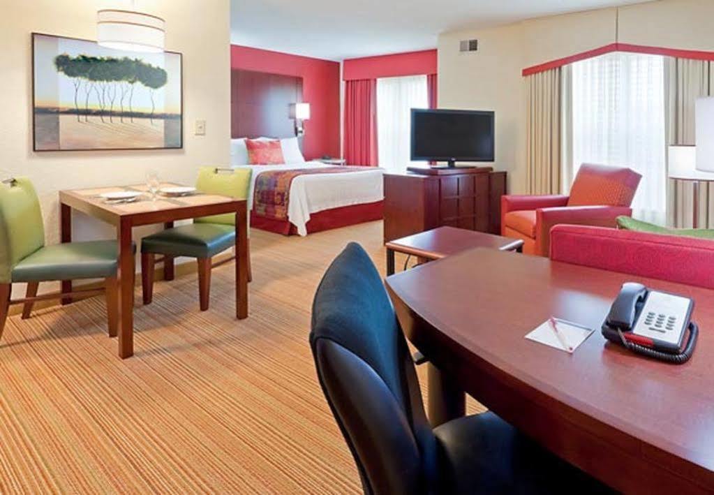 Residence Inn Boston Дедам Екстериор снимка