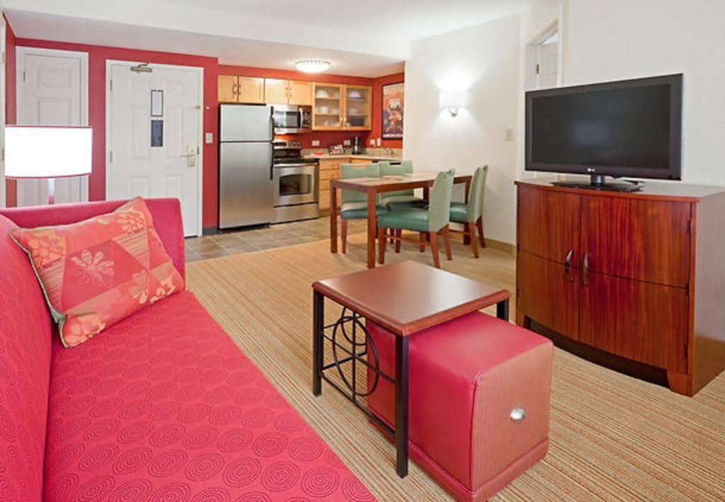 Residence Inn Boston Дедам Екстериор снимка