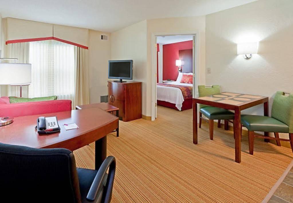 Residence Inn Boston Дедам Екстериор снимка